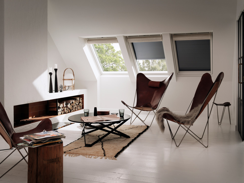 Ejemplo de sala de estar cerrada escandinava de tamaño medio sin televisor con paredes blancas, suelo de madera pintada y todas las chimeneas