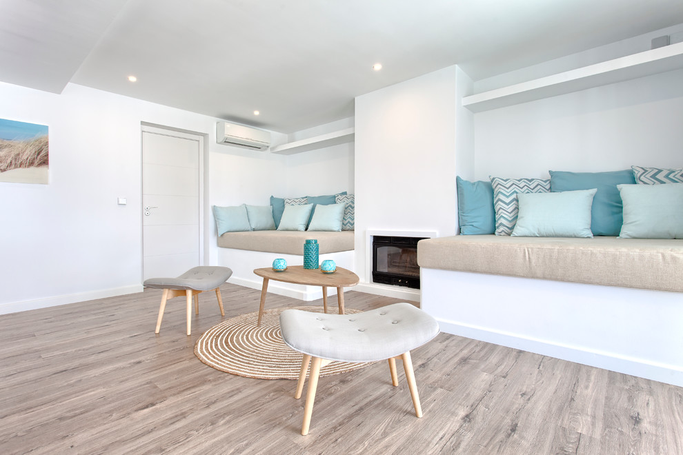 Ejemplo de sala de estar abierta costera de tamaño medio con paredes blancas