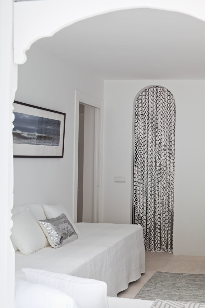 マラガにあるお手頃価格の小さな地中海スタイルのおしゃれな独立型ファミリールーム (白い壁、暖炉なし、テレビなし) の写真