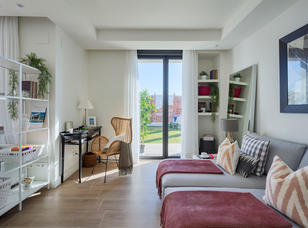 Foto di un soggiorno shabby-chic style di medie dimensioni con pareti bianche e pavimento con piastrelle in ceramica