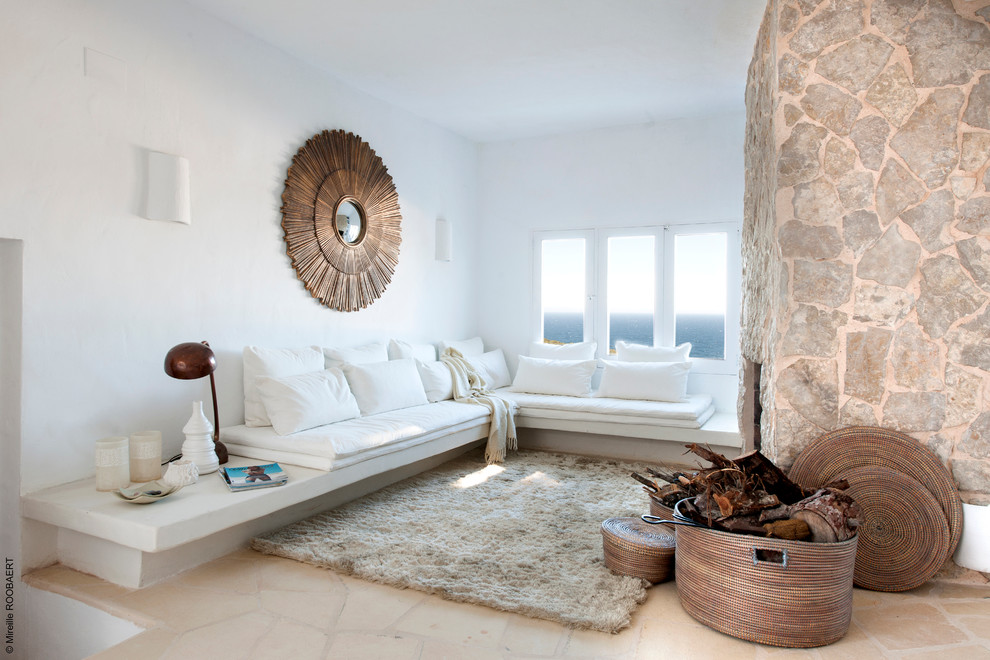 Diseño de sala de estar abierta mediterránea de tamaño medio sin televisor con todas las chimeneas