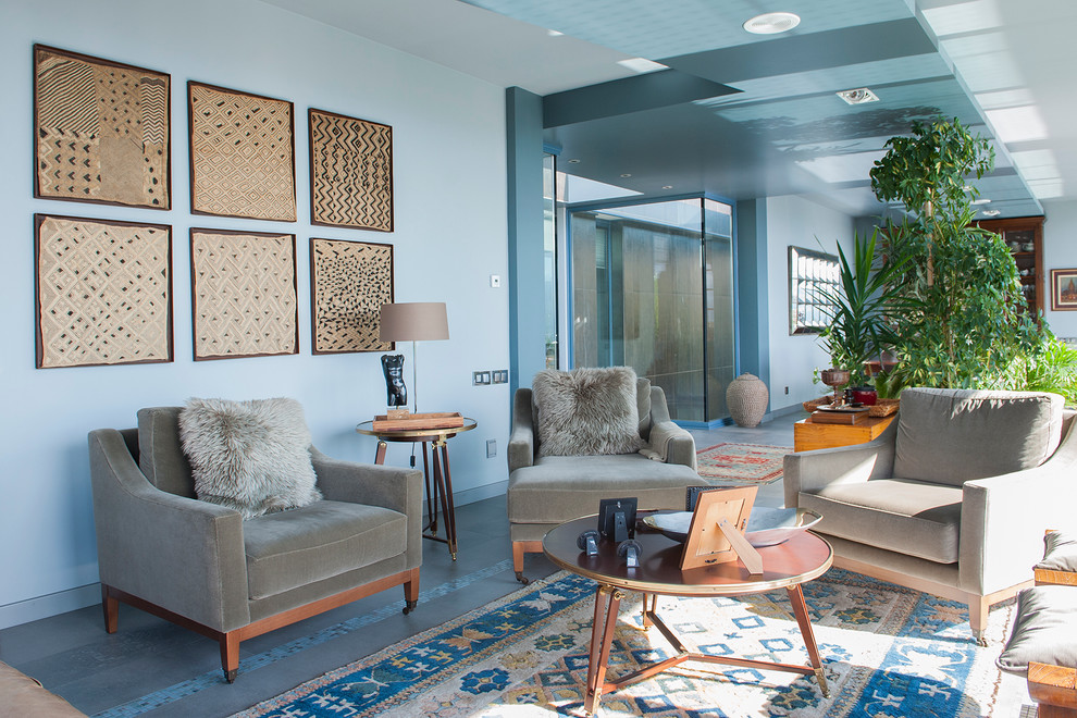 Mittelgroßes Modernes Esszimmer ohne Kamin mit blauer Wandfarbe und Keramikboden in Sonstige