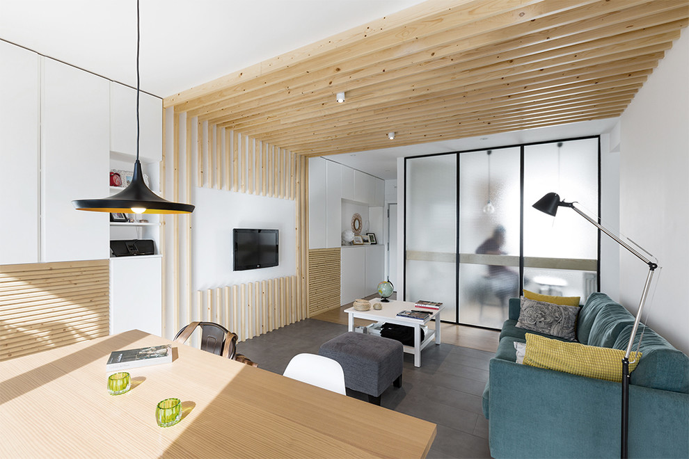 Mittelgroßes, Offenes Modernes Wohnzimmer ohne Kamin mit weißer Wandfarbe, Keramikboden und TV-Wand in Madrid