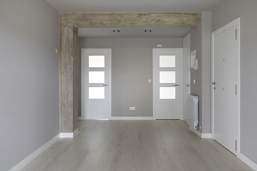 На фото: открытая гостиная комната среднего размера в современном стиле с серыми стенами, светлым паркетным полом и белым полом без телевизора с