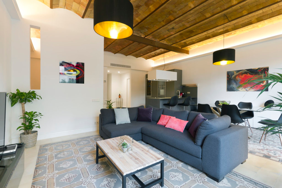 Esempio di un soggiorno contemporaneo di medie dimensioni e aperto con pareti bianche, pavimento con piastrelle in ceramica e TV autoportante