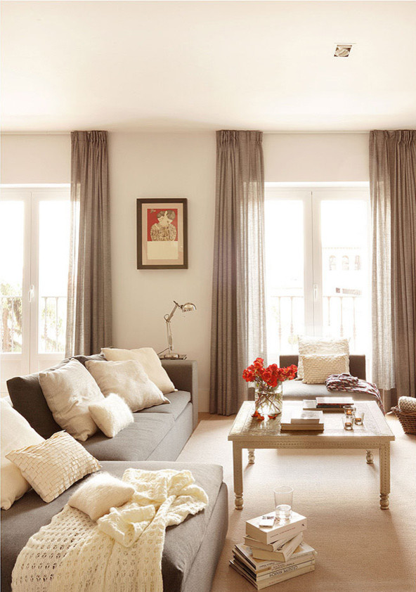 Foto de sala de estar abierta romántica pequeña con paredes beige y moqueta