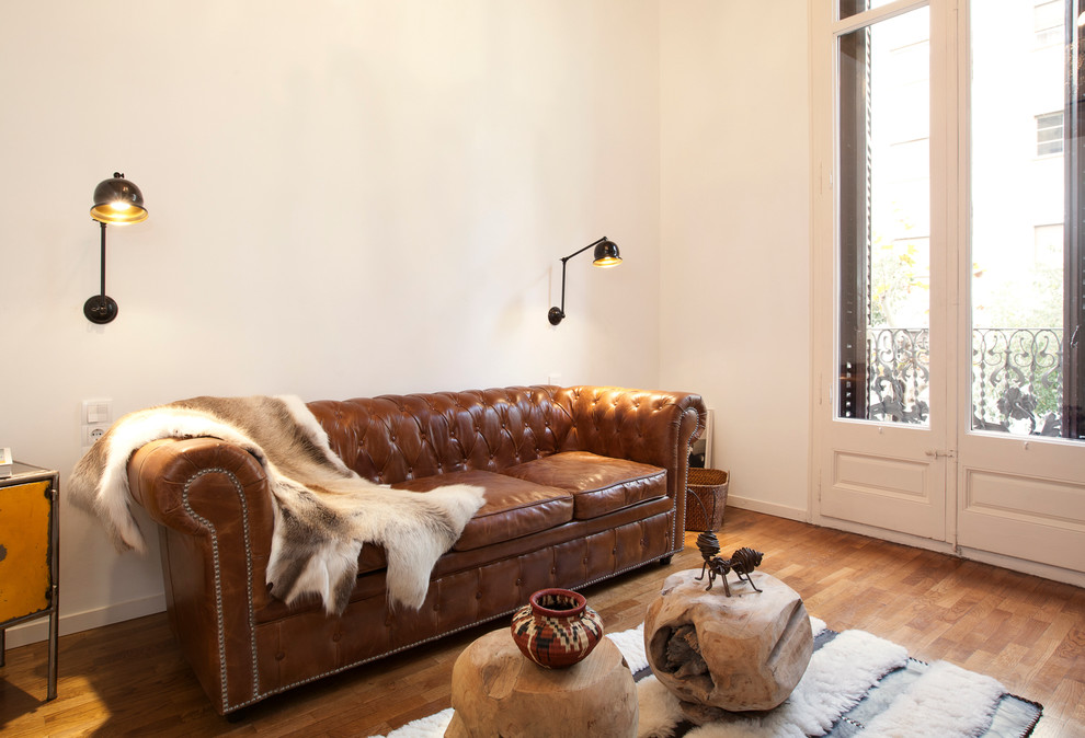 Mittelgroßes, Fernseherloses, Abgetrenntes Eklektisches Wohnzimmer ohne Kamin mit weißer Wandfarbe und dunklem Holzboden in Barcelona
