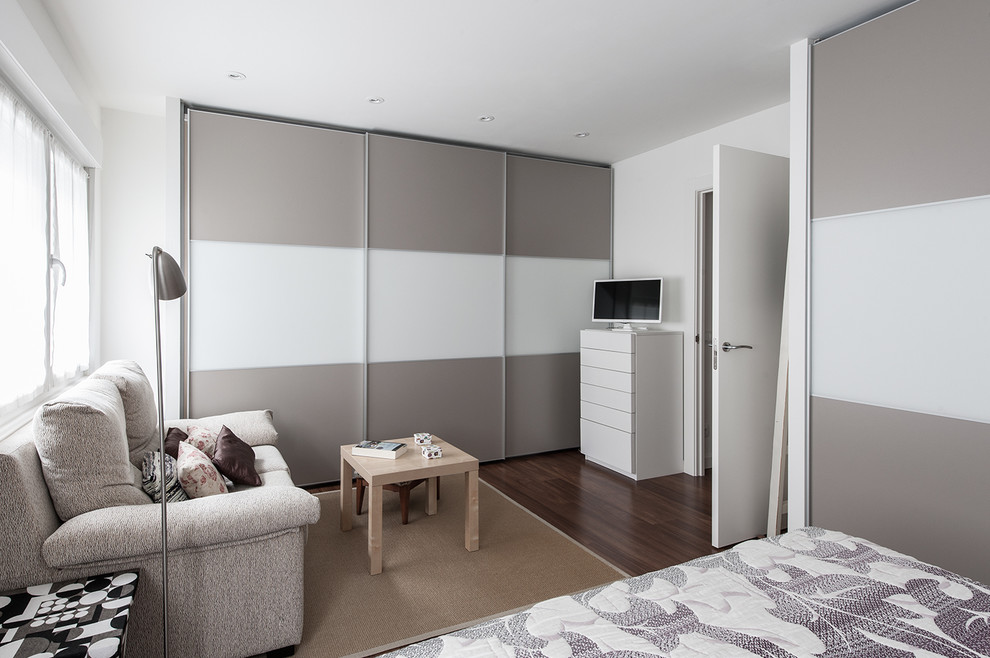 Diseño de sala de estar cerrada actual de tamaño medio sin chimenea con suelo de madera en tonos medios y televisor en una esquina