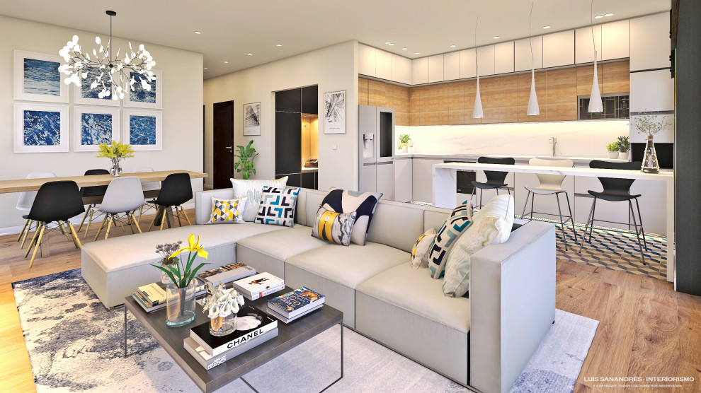 Imagen de sala de estar abierta actual grande con paredes blancas y suelo de madera en tonos medios