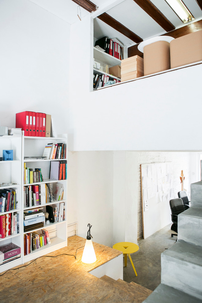 Diseño de sala de estar con biblioteca abierta contemporánea de tamaño medio sin chimenea y televisor con paredes blancas y suelo de contrachapado