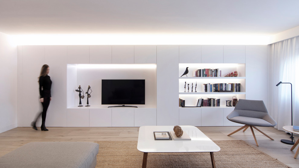 Foto de sala de estar con biblioteca moderna extra grande con paredes blancas, suelo de baldosas de cerámica y pared multimedia