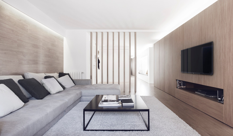 Repräsentatives, Großes, Offenes Nordisches Wohnzimmer ohne Kamin mit beiger Wandfarbe, hellem Holzboden und TV-Wand in Valencia