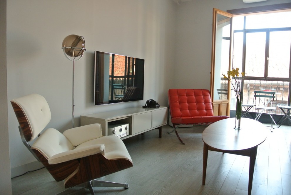 Foto di un soggiorno classico di medie dimensioni e chiuso con pareti bianche, parquet chiaro, nessun camino e TV a parete