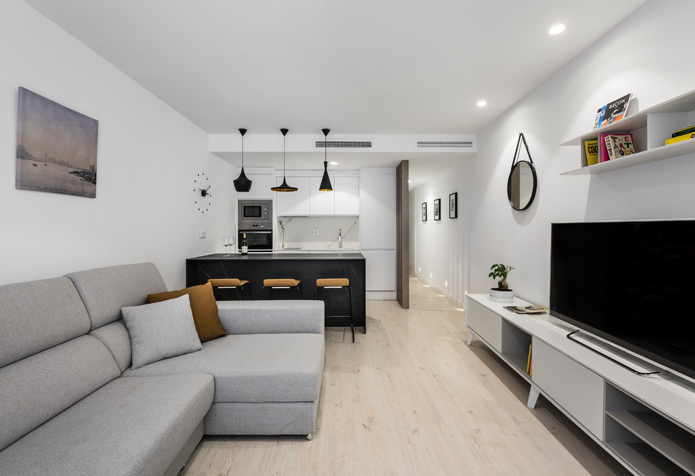 Diseño de sala de estar contemporánea de tamaño medio sin chimenea con paredes blancas, suelo de madera clara y suelo beige