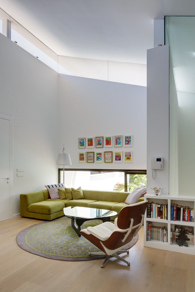 Immagine di un soggiorno design aperto con pareti bianche, parquet chiaro e pavimento beige