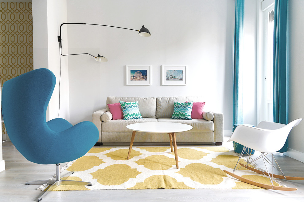 Diseño de sala de estar abierta escandinava de tamaño medio sin chimenea y televisor con paredes blancas