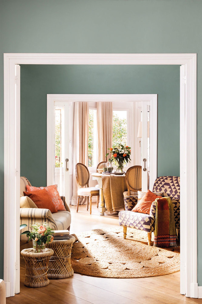 Ejemplo de sala de estar cerrada romántica de tamaño medio sin chimenea y televisor con suelo de madera en tonos medios, paredes azules y suelo marrón