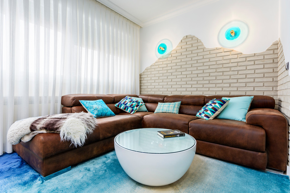 Foto di un soggiorno design con pareti bianche e pavimento turchese