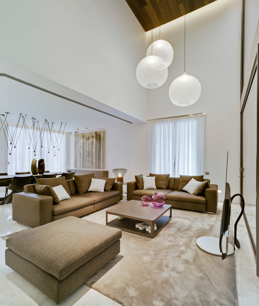 Imagen de sala de estar abierta contemporánea con paredes blancas, televisor independiente y suelo blanco