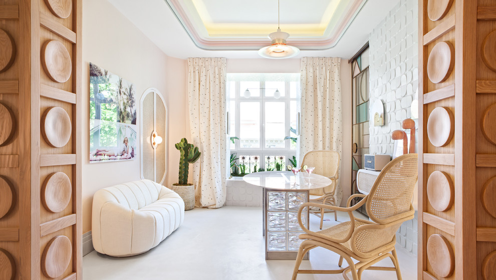 Foto di un soggiorno minimalista di medie dimensioni e chiuso con pareti rosa, pavimento in cemento e pavimento grigio