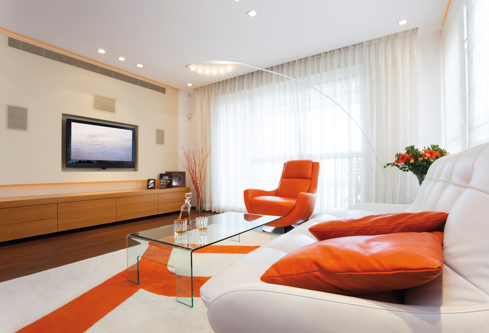 Foto de sala de estar actual de tamaño medio sin chimenea con paredes blancas, televisor colgado en la pared y suelo de madera oscura