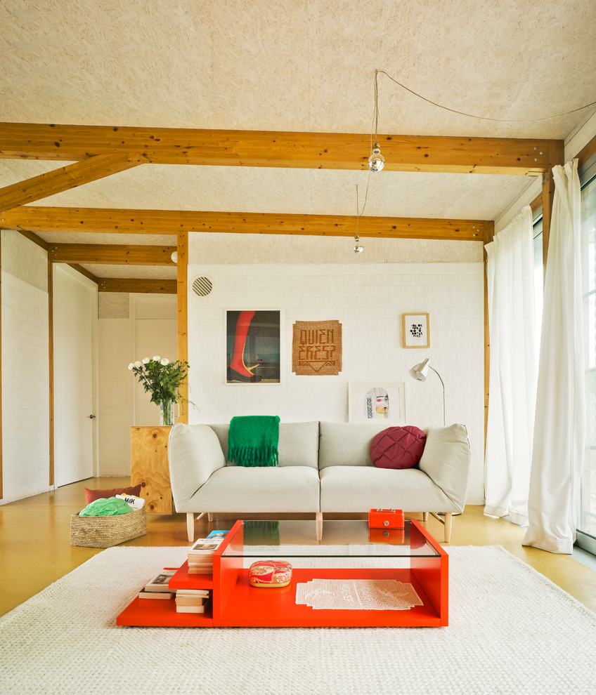 Ejemplo de sala de estar abierta mediterránea de tamaño medio sin chimenea y televisor con paredes beige y suelo de madera clara