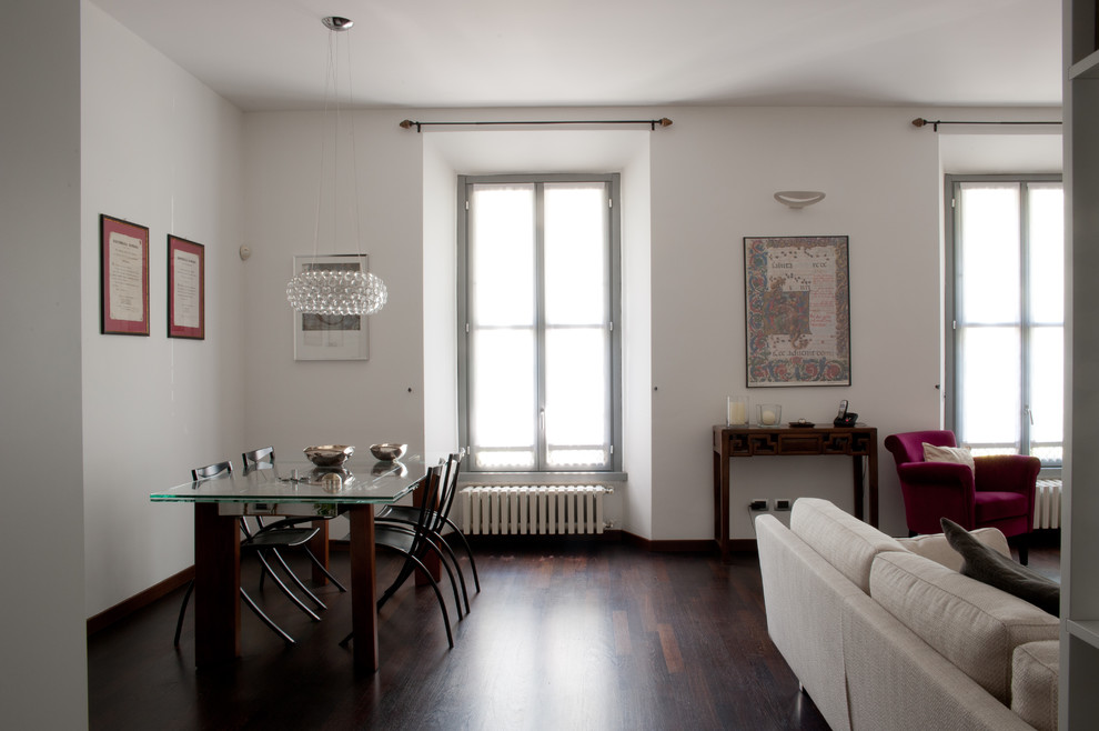 Foto di una sala da pranzo aperta verso il soggiorno moderna di medie dimensioni con pareti bianche e parquet scuro