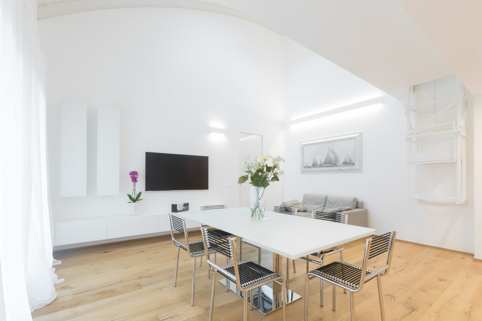 Ispirazione per una sala da pranzo minimal con pareti bianche, parquet chiaro e pavimento beige