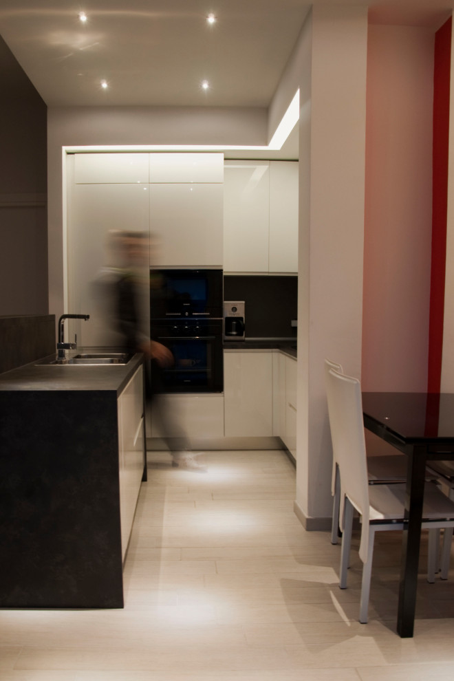 Idee per una cucina abitabile design con pavimento in gres porcellanato e pavimento beige
