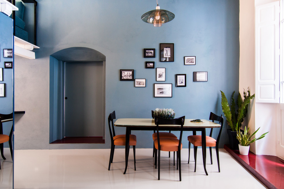 カリアリにある中くらいなコンテンポラリースタイルのおしゃれなLDK (青い壁、磁器タイルの床) の写真
