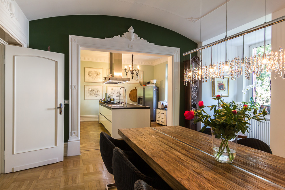 Свежая идея для дизайна: гостиная-столовая среднего размера в современном стиле с зелеными стенами и паркетным полом среднего тона - отличное фото интерьера