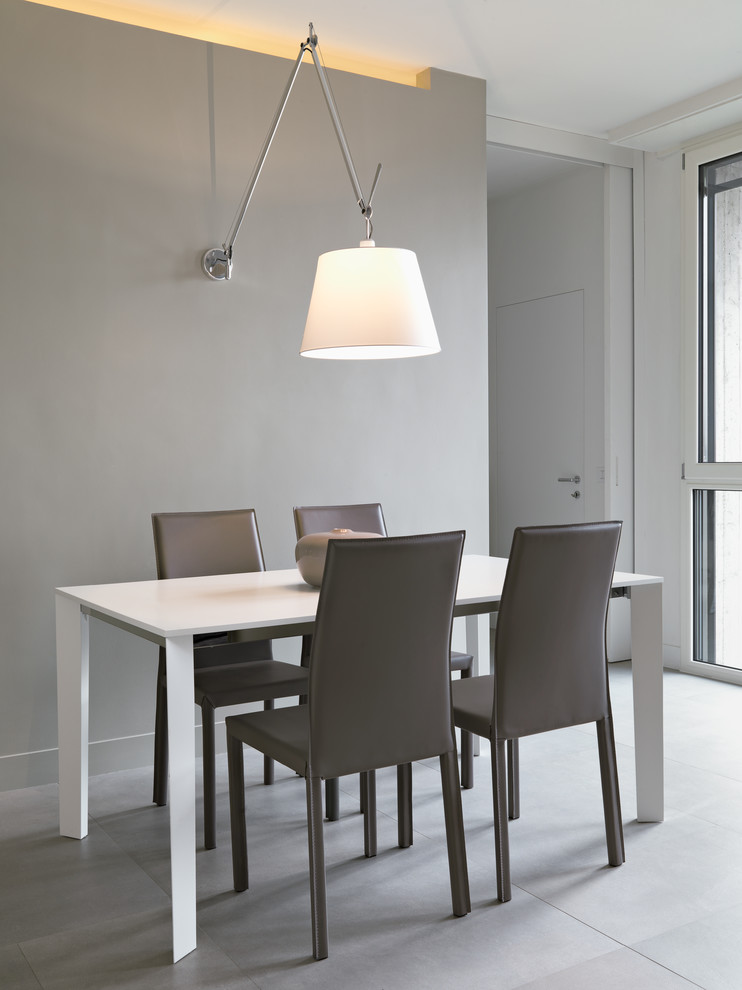 Свежая идея для дизайна: гостиная-столовая среднего размера в современном стиле с серыми стенами, полом из керамогранита и серым полом - отличное фото интерьера