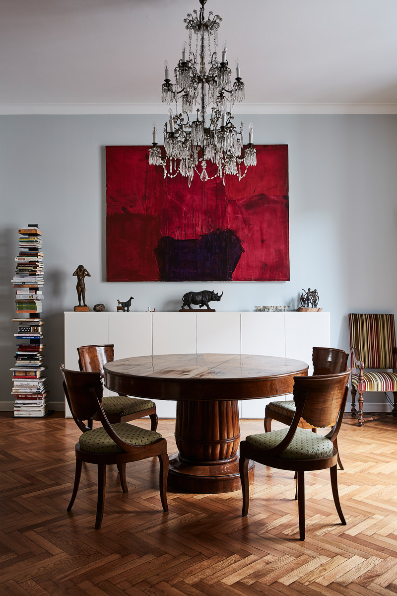 Offenes, Mittelgroßes Stilmix Esszimmer ohne Kamin mit grauer Wandfarbe, braunem Holzboden und braunem Boden in Mailand