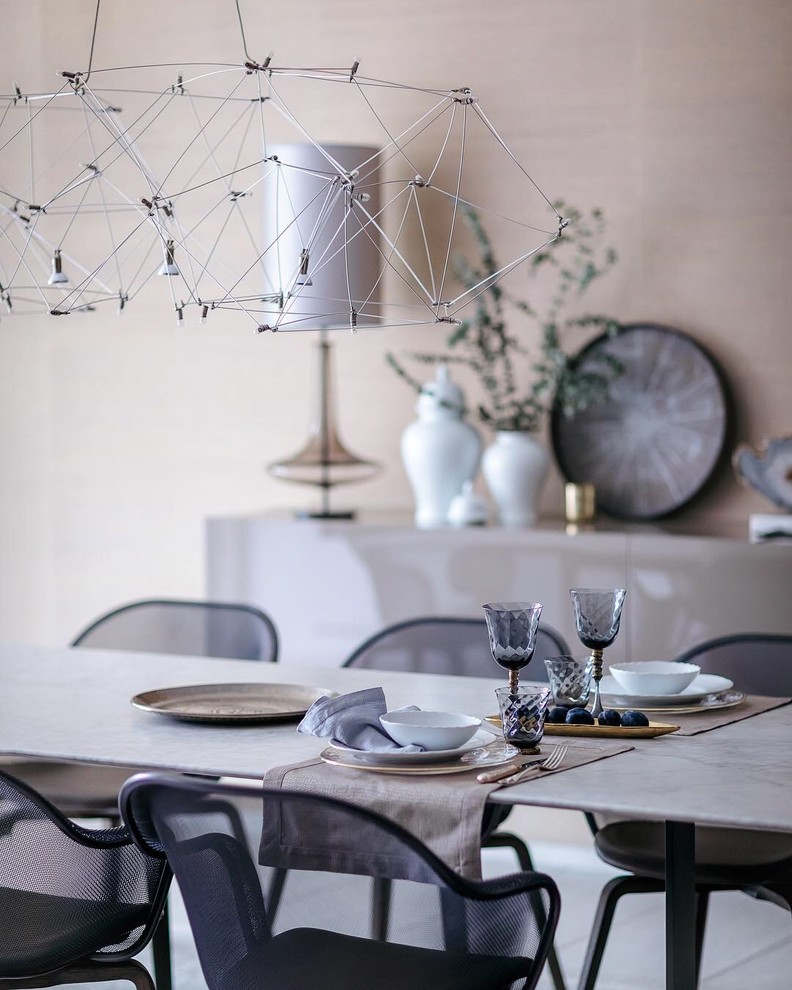 Источник вдохновения для домашнего уюта: столовая в современном стиле с полом из керамической плитки