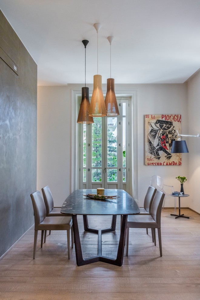 Идея дизайна: гостиная-столовая среднего размера в современном стиле с серыми стенами, коричневым полом и паркетным полом среднего тона
