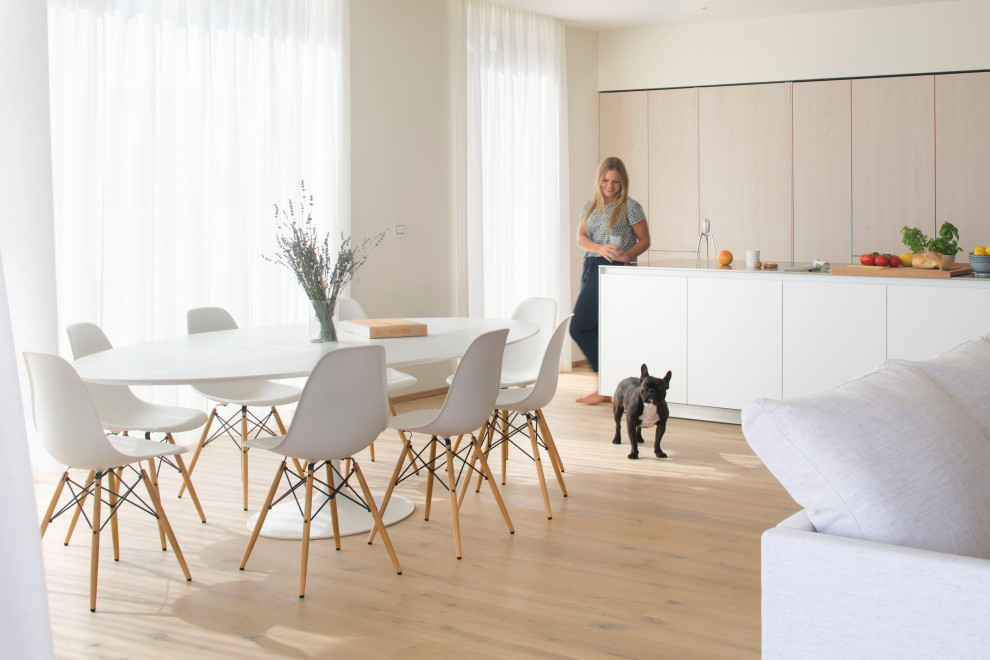Ispirazione per una grande sala da pranzo aperta verso il soggiorno contemporanea con pareti beige, pavimento in legno massello medio e pavimento beige