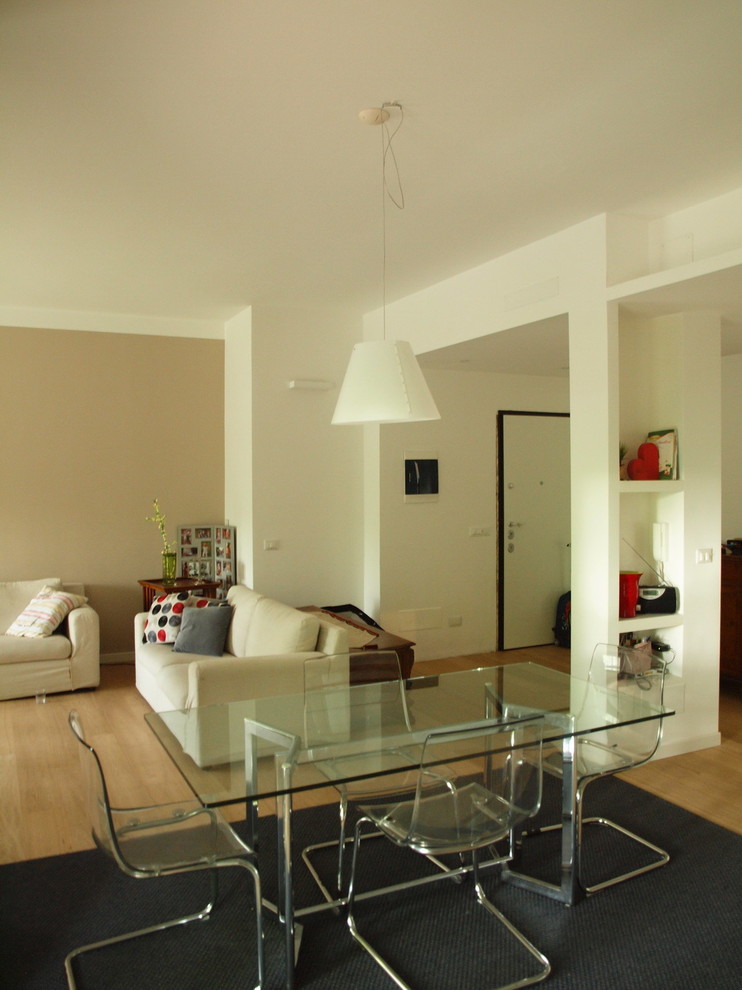 Idee per una sala da pranzo aperta verso il soggiorno minimal di medie dimensioni con pareti bianche e parquet chiaro