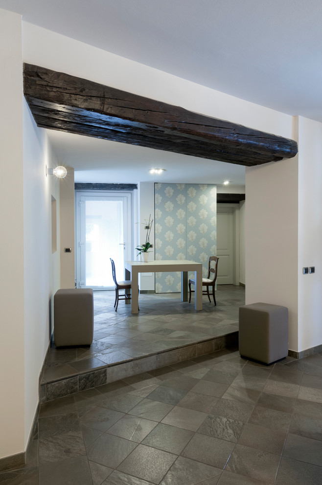 Источник вдохновения для домашнего уюта: изолированная гостиная комната среднего размера в современном стиле с полом из сланца, серым полом, белыми стенами и обоями на стенах