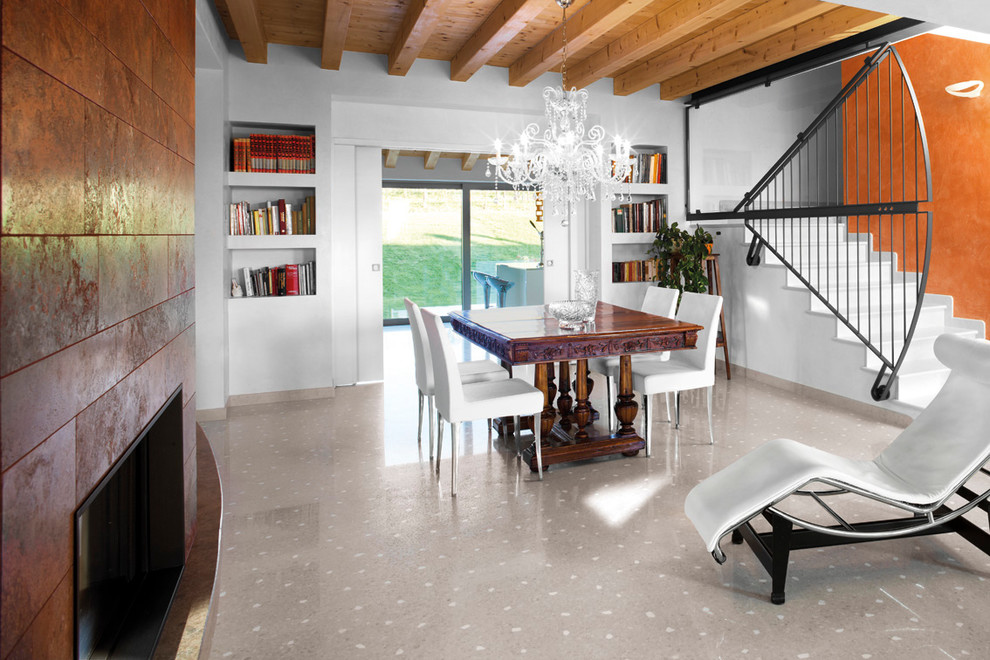 Aménagement d'une grande salle à manger ouverte sur le salon méditerranéenne avec un sol en marbre, une cheminée standard, un manteau de cheminée en pierre, un mur multicolore et un sol beige.