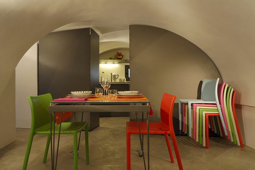 Стильный дизайн: столовая в современном стиле с серыми стенами и бетонным полом - последний тренд