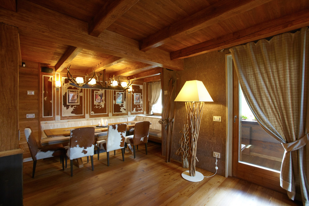 Example of a mountain style dining room design in Sydney