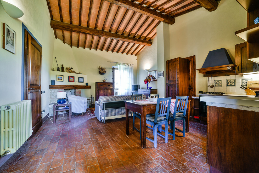 Example of a country dining room design in Florence