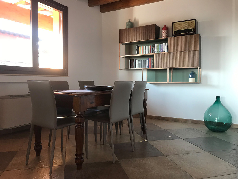 Ispirazione per una grande sala da pranzo aperta verso il soggiorno minimalista con pareti beige, pavimento in gres porcellanato, nessun camino e pavimento multicolore