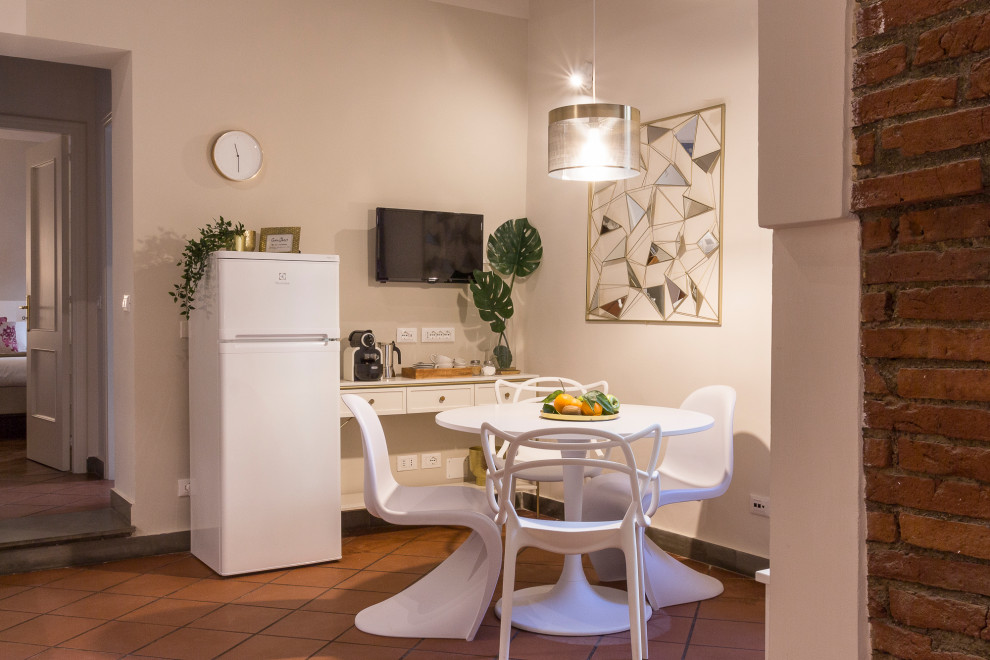 Idéer för mellanstora medelhavsstil kök med matplatser, med vita väggar, klinkergolv i terrakotta och orange golv
