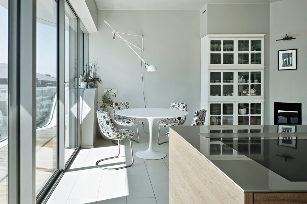 Esempio di una sala da pranzo aperta verso il soggiorno design di medie dimensioni con pareti bianche, nessun camino e pavimento bianco