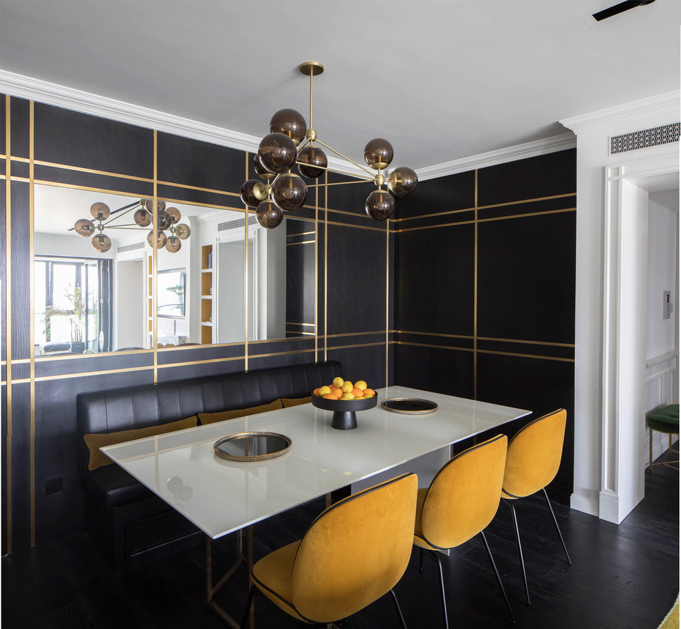 Foto di una sala da pranzo aperta verso il soggiorno minimal di medie dimensioni con pareti multicolore, parquet scuro e pavimento nero