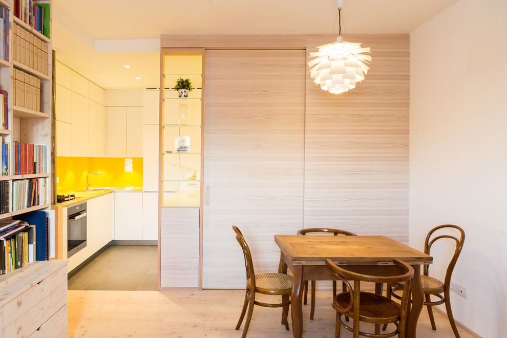 Стильный дизайн: кухня-столовая в современном стиле с белыми стенами - последний тренд