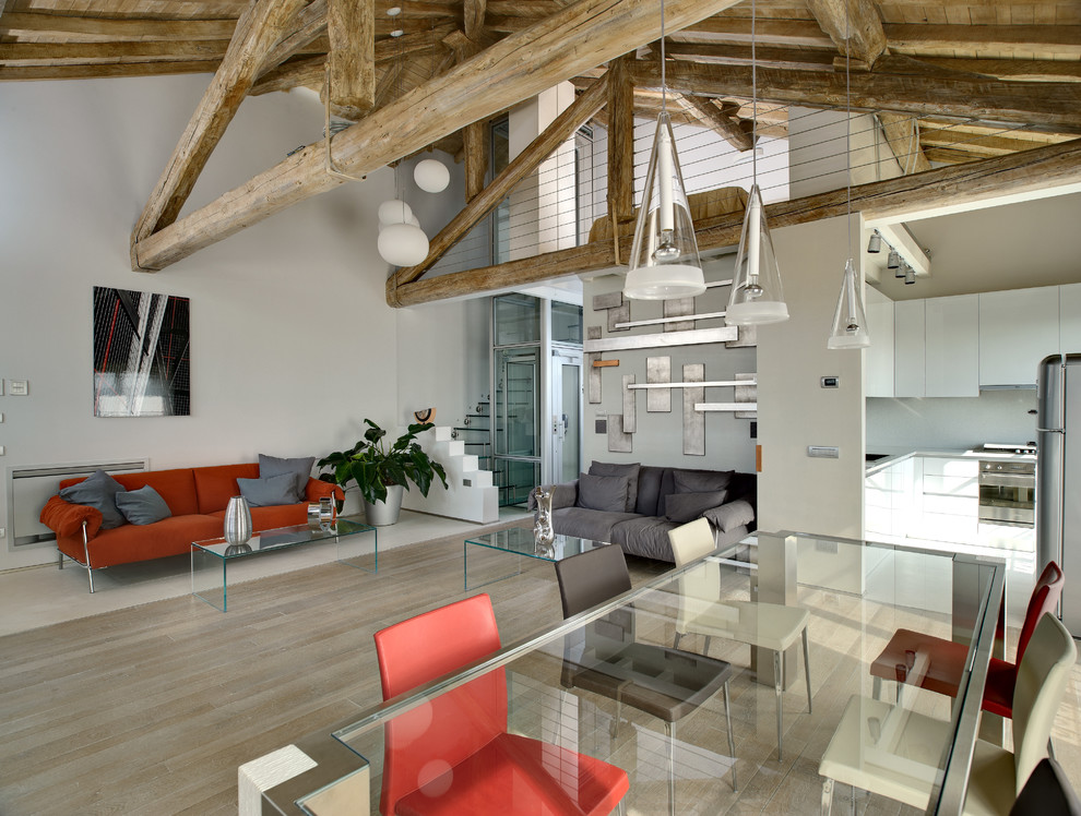 Offenes, Großes Modernes Esszimmer mit hellem Holzboden in Mailand