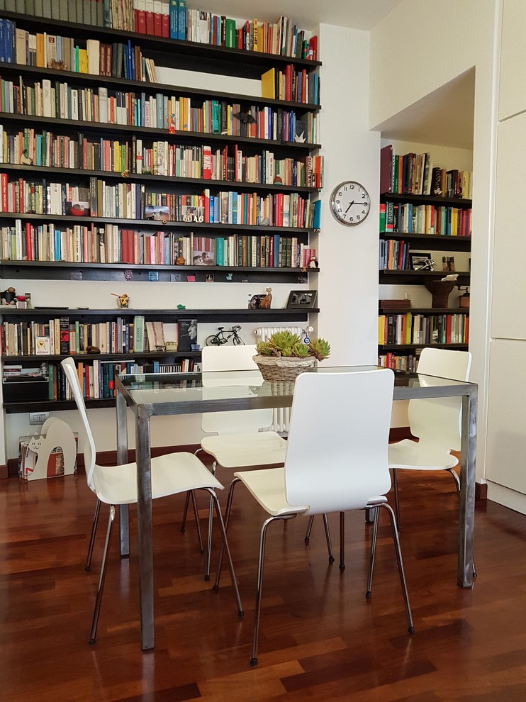 Immagine di una piccola sala da pranzo aperta verso il soggiorno contemporanea con pareti bianche, pavimento in legno massello medio e nessun camino