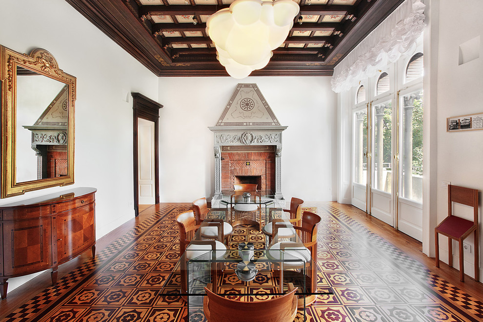 Esempio di una sala da pranzo classica chiusa con pareti bianche, camino classico, cornice del camino in mattoni e parquet chiaro